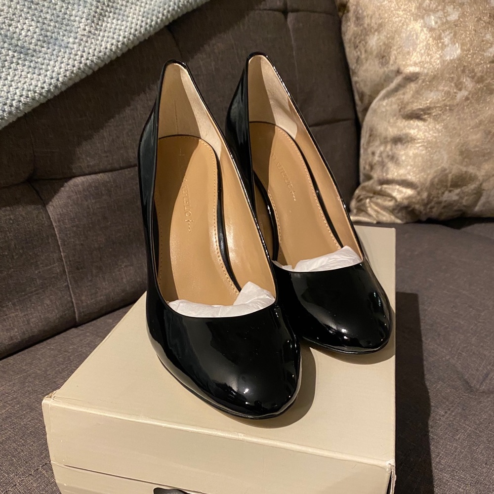 Black wedge heels